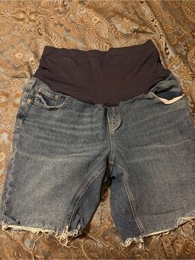 Old Navy Maternity Full Panel O.G. Straight Bermuda Jean Shorts 9-in inseam